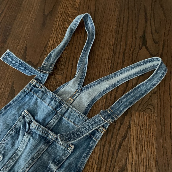 Good condition Hollister Overall Shorts Denim Destroyed Size Small Women’s - Picture 6 of 10